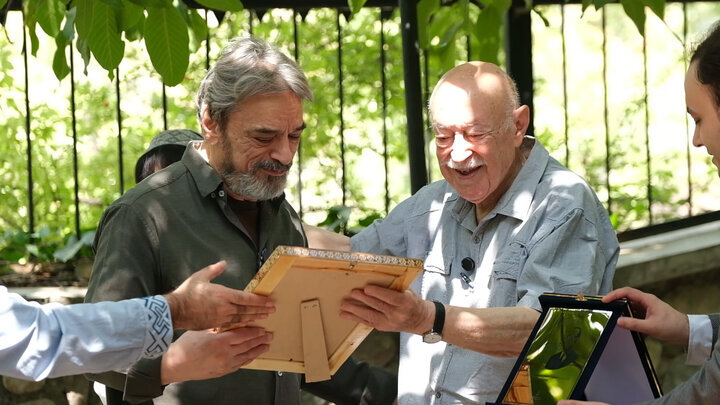 اهدای نشان روحالله خالقی به حسین علیزاده در منزل فرهاد فخرالدینی | تصاویر
