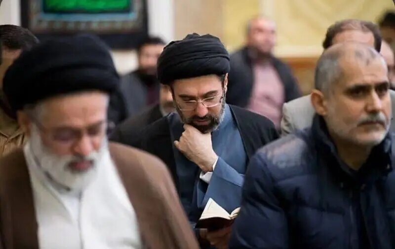 تصویری کمتر دیده شده از رهبر انقلاب در یک مراسم