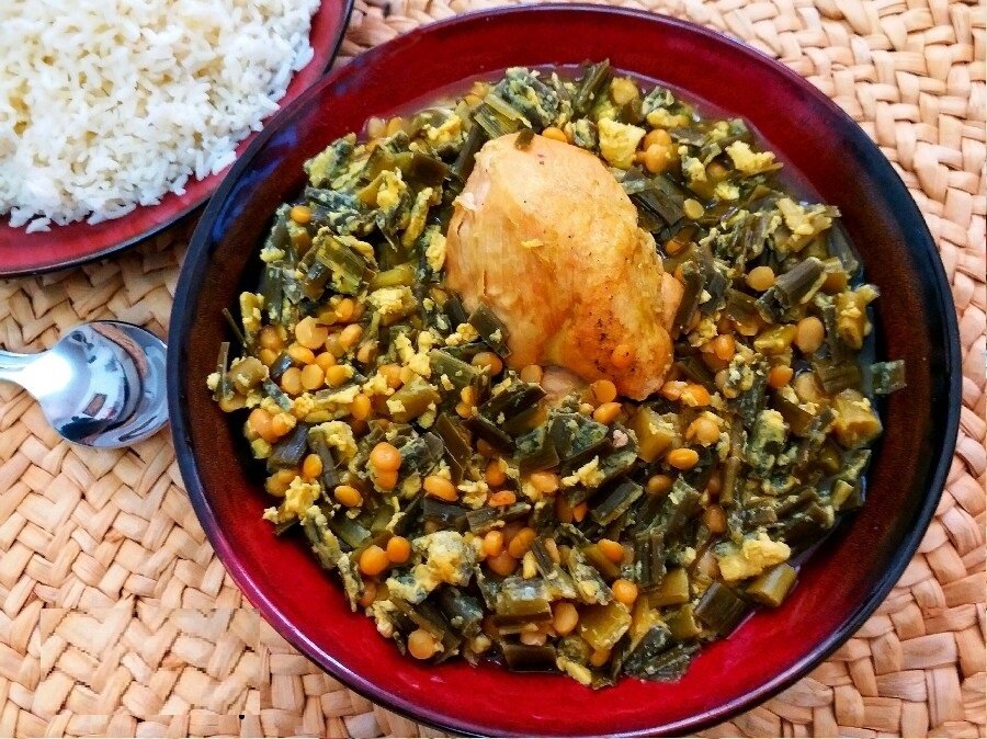 سیر قلیه گیلانی؛ خورش ترش و ملس شمالی با برگ سیر و تخممرغ | راز خوشمزه شدن سیر قلیه گیلانی