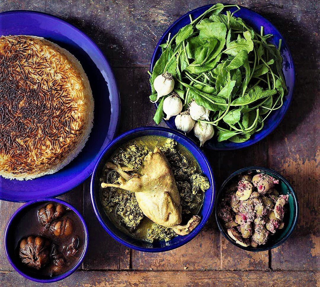 سیر قلیه گیلانی؛ خورش ترش و ملس شمالی با برگ سیر و تخممرغ | راز خوشمزه شدن سیر قلیه گیلانی
