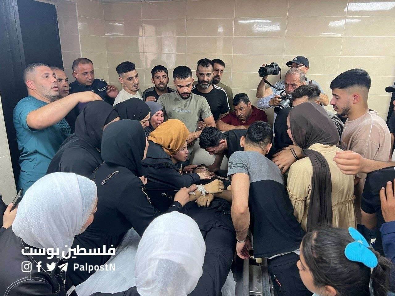 تصاویری از آخرین وداع یک خانواده فلسطینی با جسد فرزند شهیدشان