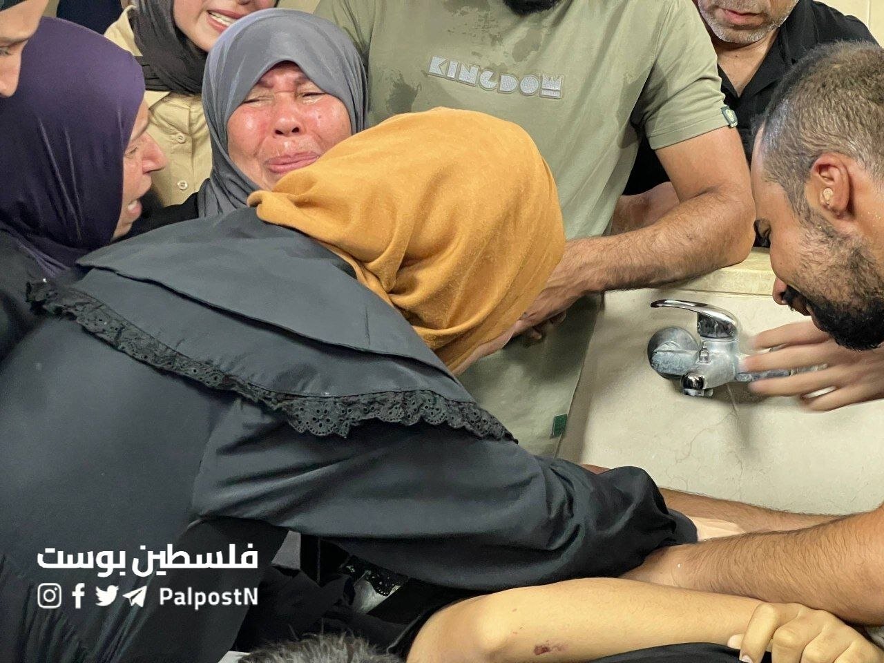 تصاویری از آخرین وداع یک خانواده فلسطینی با جسد فرزند شهیدشان