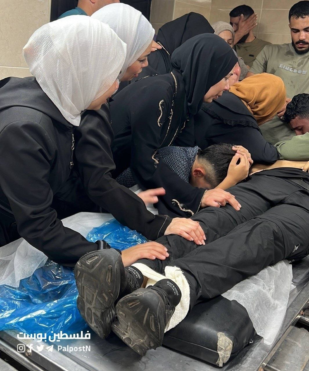 تصاویری از آخرین وداع یک خانواده فلسطینی با جسد فرزند شهیدشان