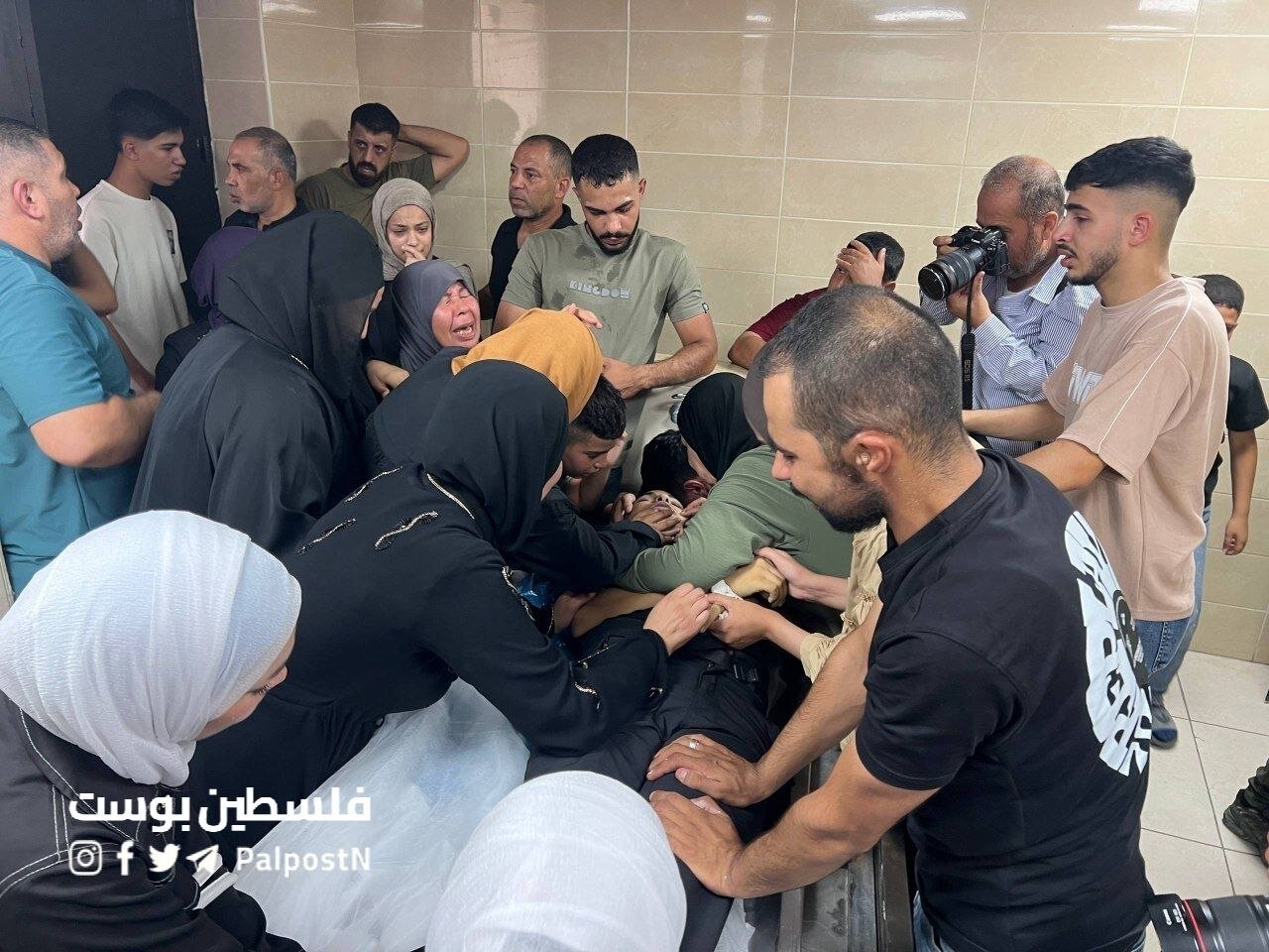 تصاویری از آخرین وداع یک خانواده فلسطینی با جسد فرزند شهیدشان