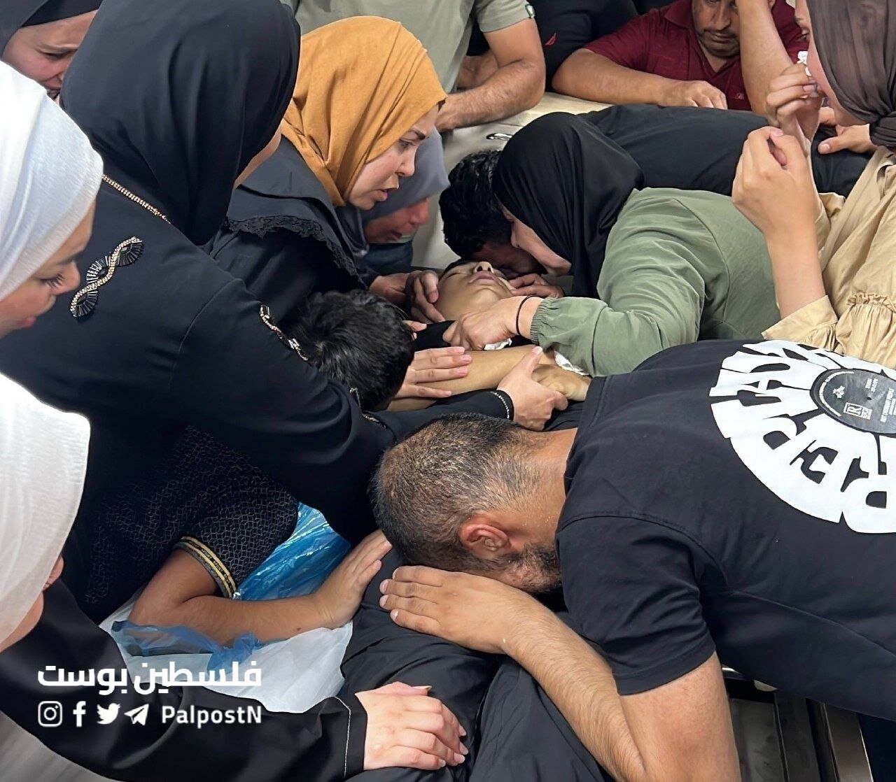تصاویری از آخرین وداع یک خانواده فلسطینی با جسد فرزند شهیدشان
