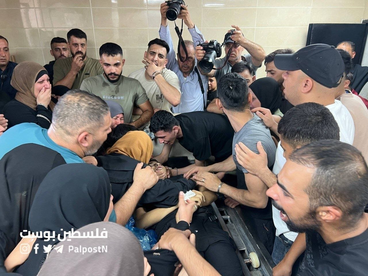 تصاویری از آخرین وداع یک خانواده فلسطینی با جسد فرزند شهیدشان