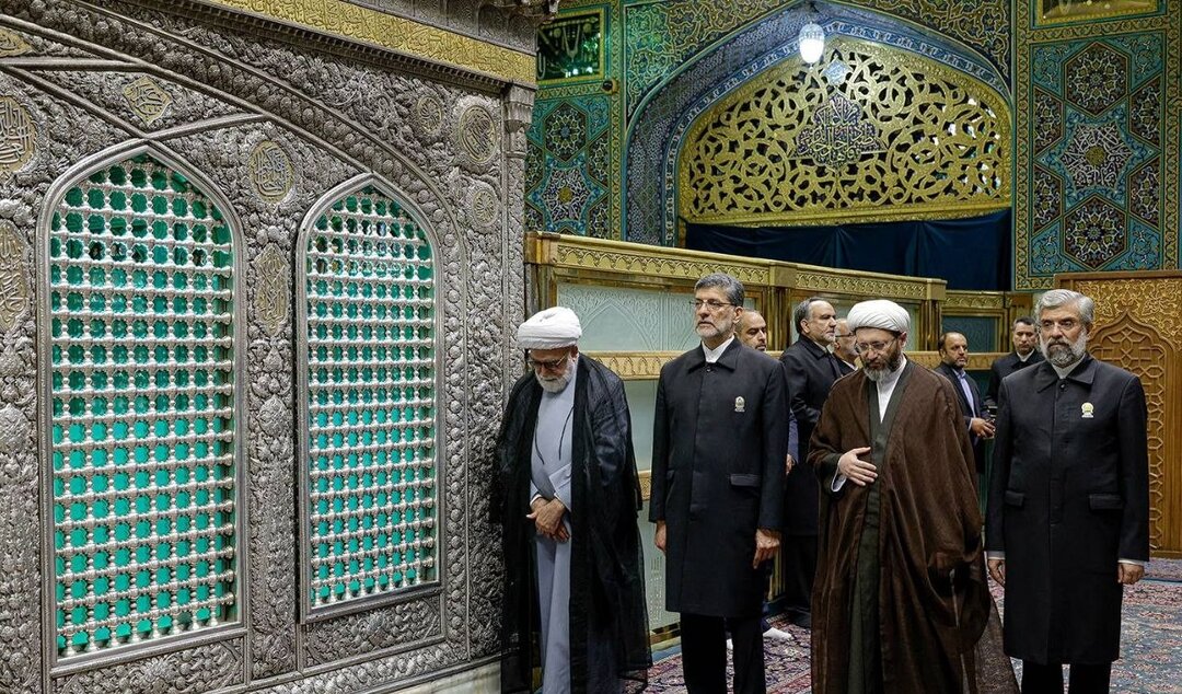 غبارروبی ضریح منور امام رضا(ع) با حضور آیات عظام و تولیت آستان قدس | تصاویر