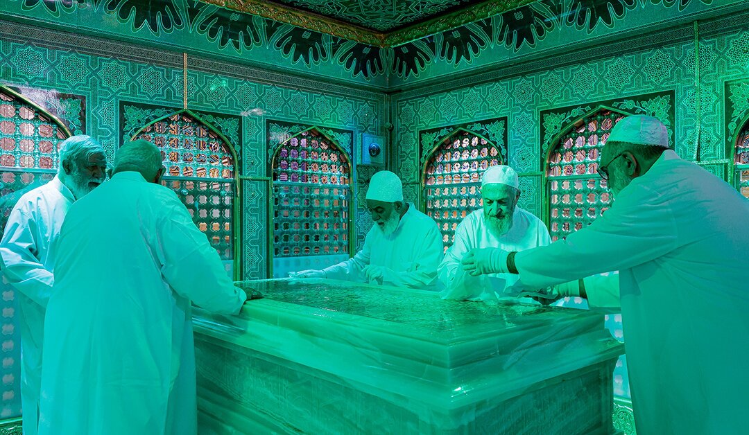 غبارروبی ضریح منور امام رضا(ع) با حضور آیات عظام و تولیت آستان قدس | تصاویر