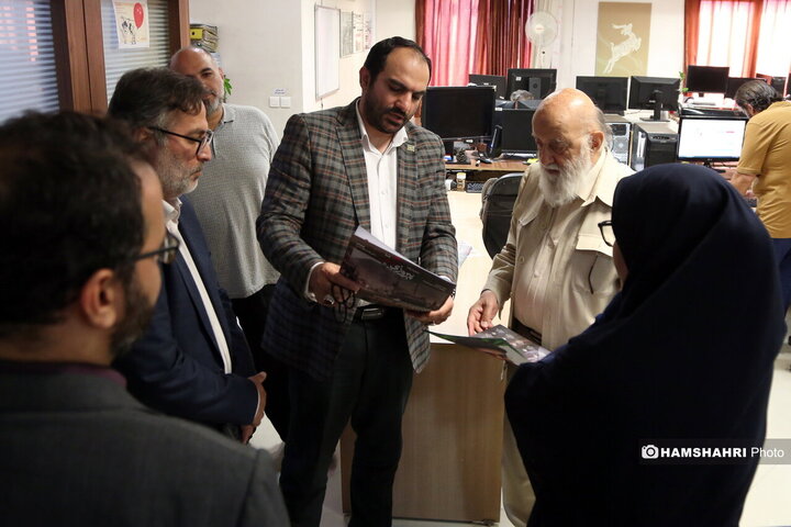 حضور مهندس چمران در موسسه همشهری