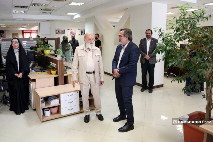 حضور مهندس چمران در موسسه همشهری