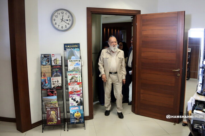 حضور مهندس چمران در موسسه همشهری