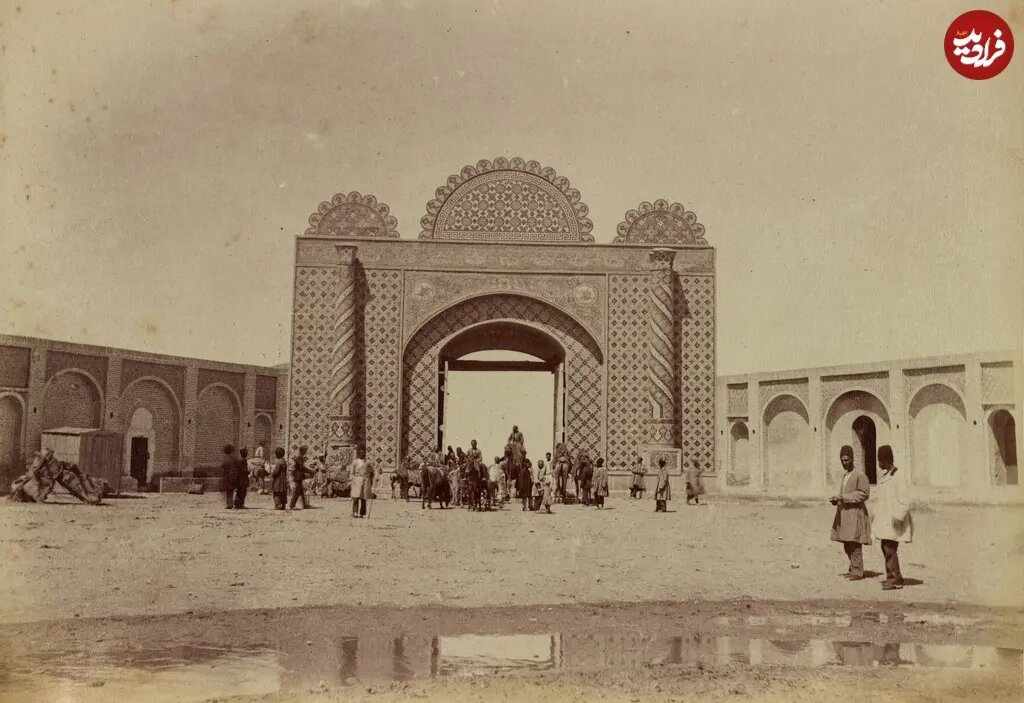 عبور کاروان از دروازه گمرک تهران در دوران ناصرالدین شاه