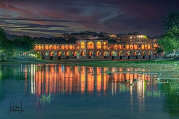تصاویر زیبا از پل خواجو و زاینده‌رود در قاب شب | تصاویر