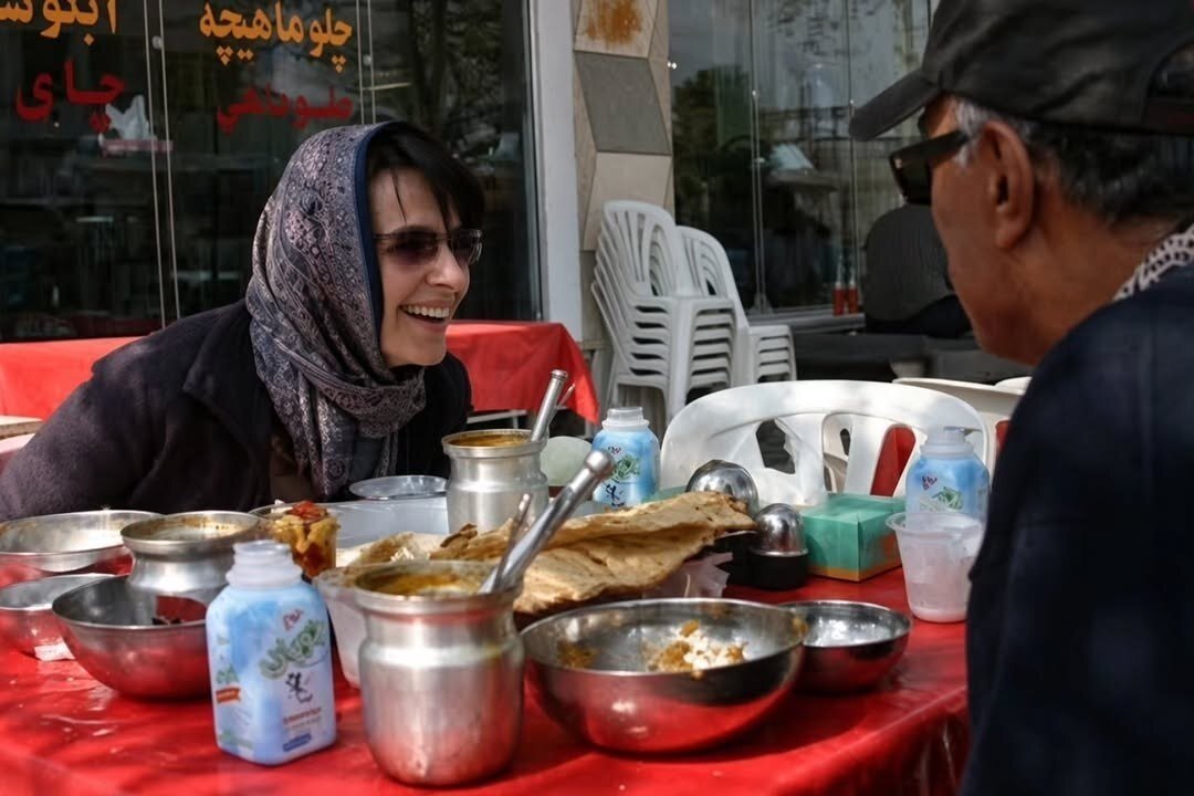 آبگوشت خوردن ژولیت بینوش بازیگر سرشناس فرانسوی در تهران ؛ ۲۰ سال پیش |  عکس