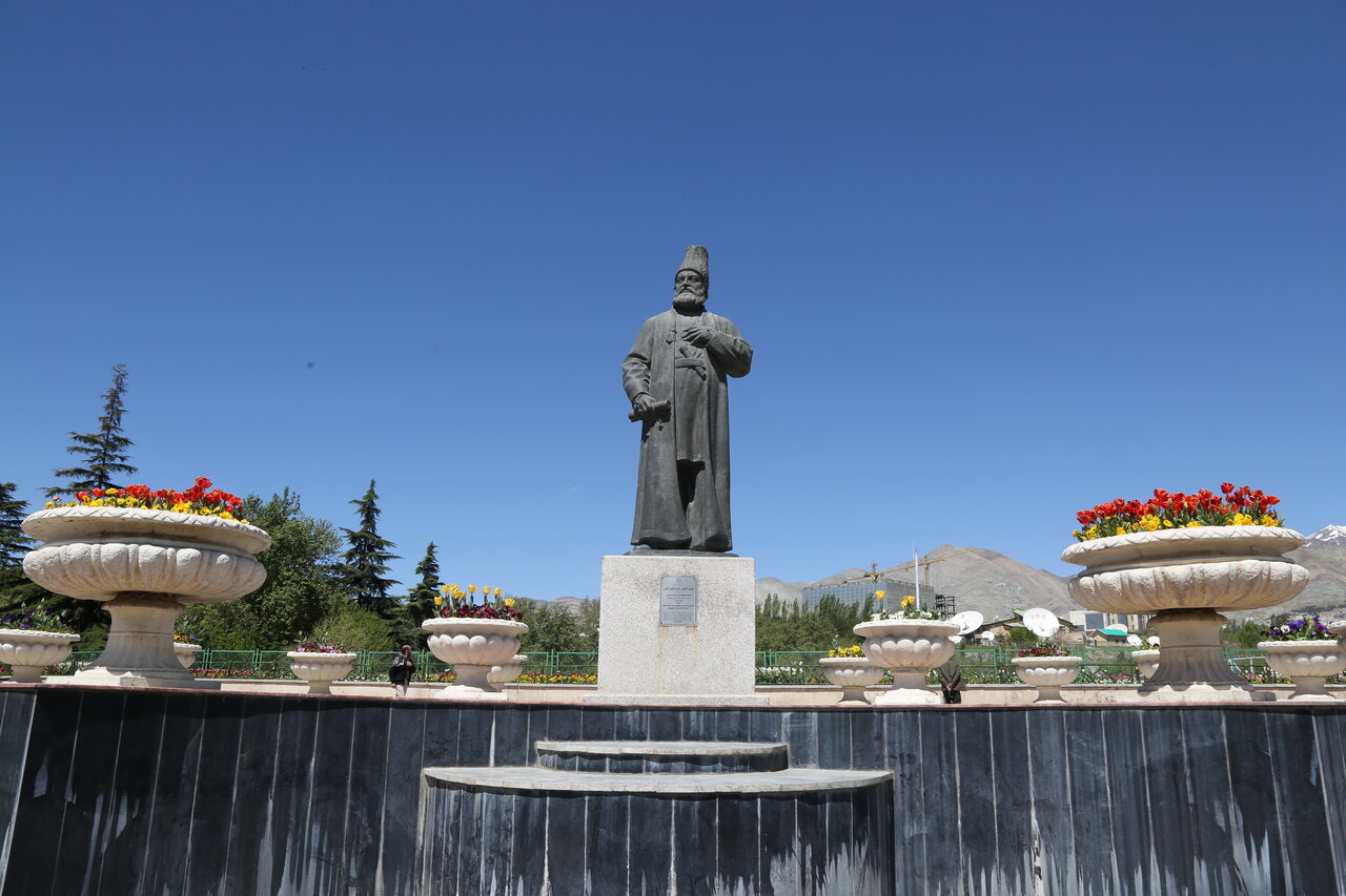شاهدان خاموش شهر | گزارشی تصویری از تندیس‌های مشاهیر در تهران به بهانه رونمایی از تندیس کمال‌الملک