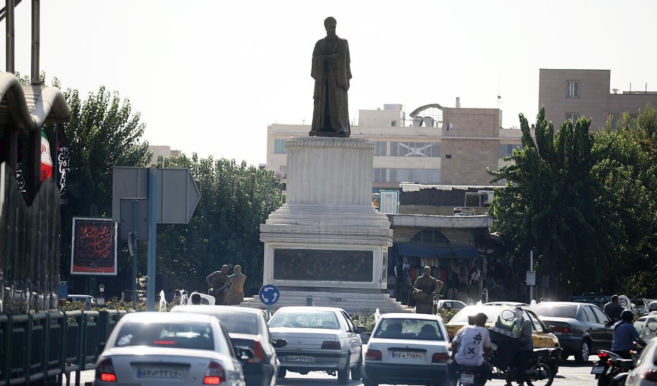 شاهدان خاموش شهر | گزارشی تصویری از تندیسهای مشاهیر در تهران به بهانه رونمایی از تندیس کمالالملک