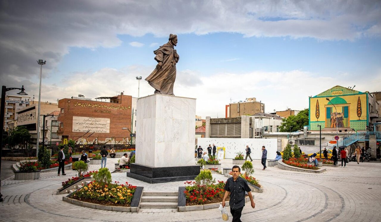 شاهدان خاموش شهر | گزارشی تصویری از تندیس‌های مشاهیر در تهران به بهانه رونمایی از تندیس کمال‌الملک