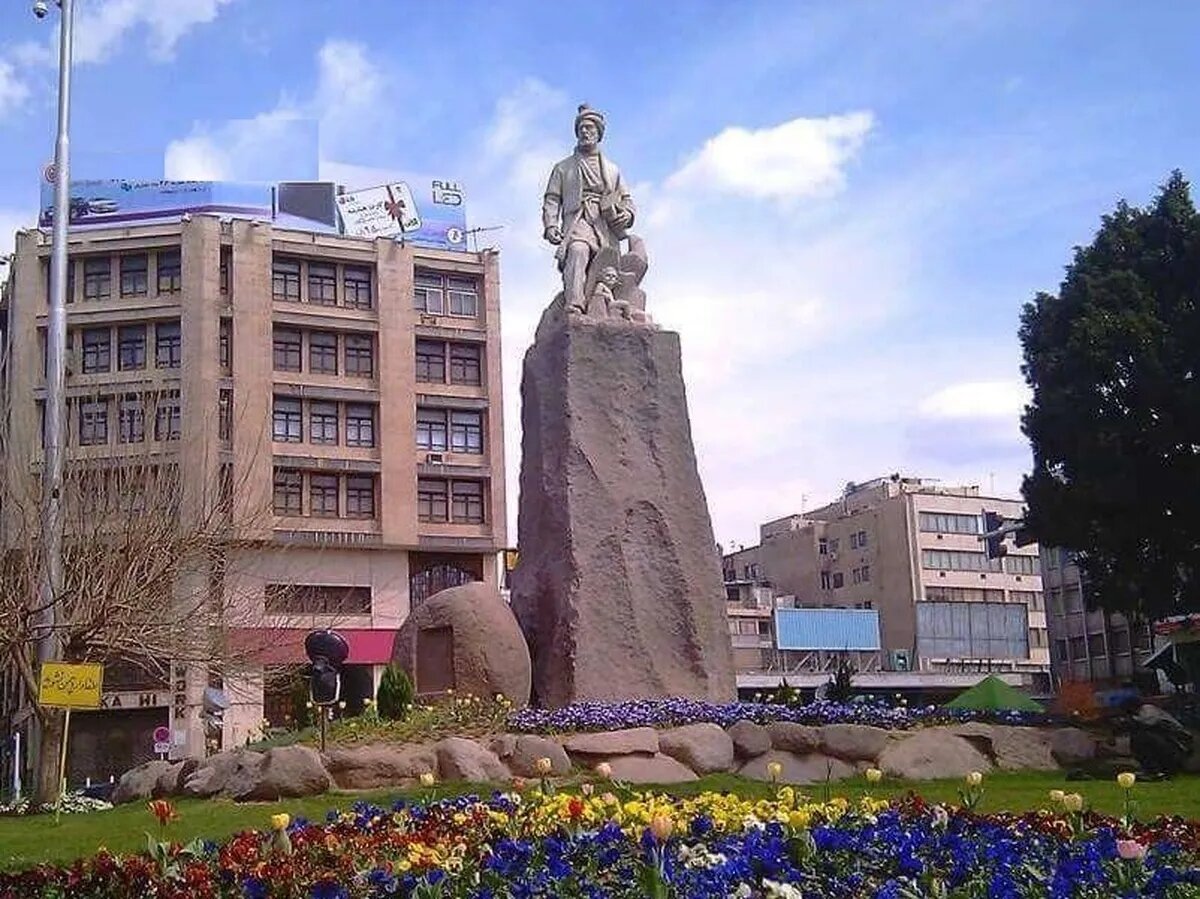 شاهدان خاموش شهر | گزارشی تصویری از تندیسهای مشاهیر در تهران به بهانه رونمایی از تندیس کمالالملک