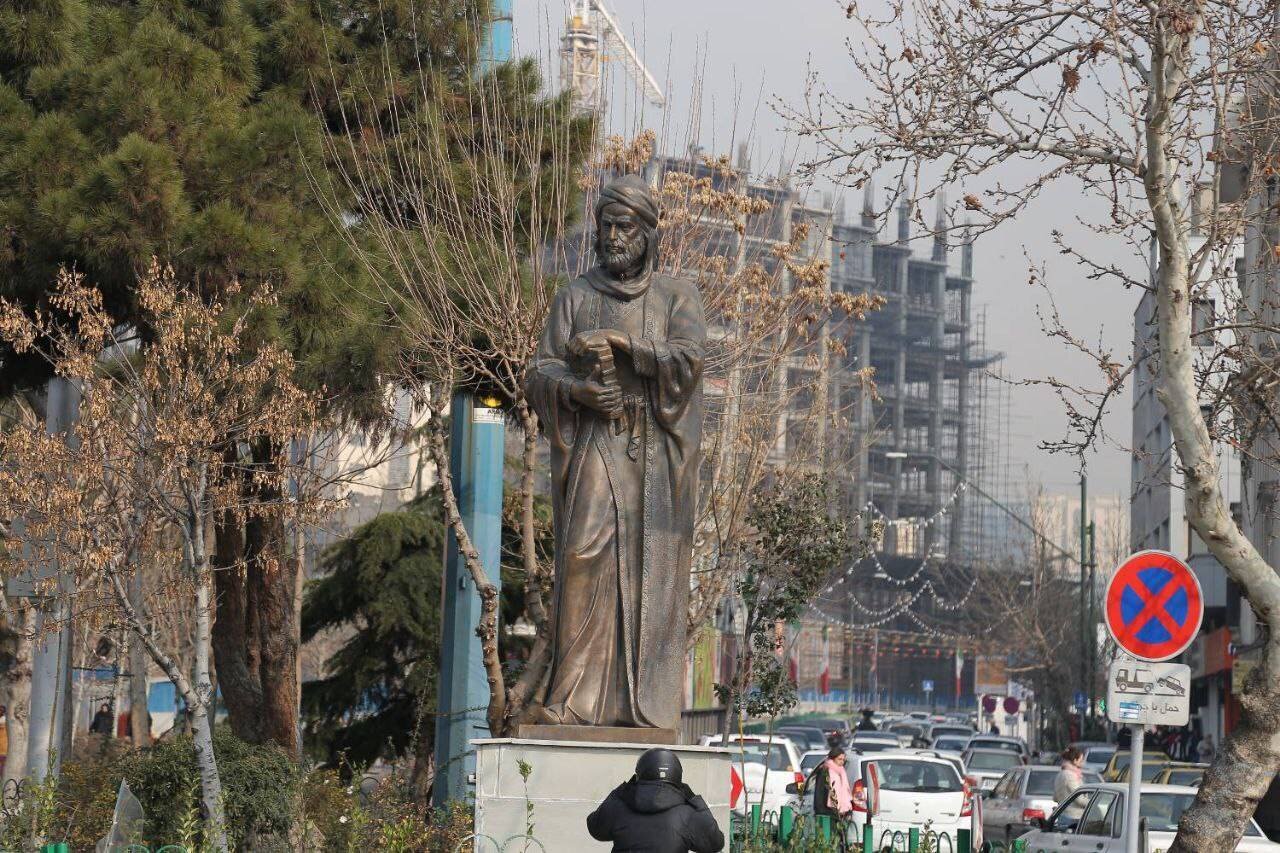شاهدان خاموش شهر | گزارشی تصویری از تندیس‌های مشاهیر در تهران به بهانه رونمایی از تندیس کمال‌الملک