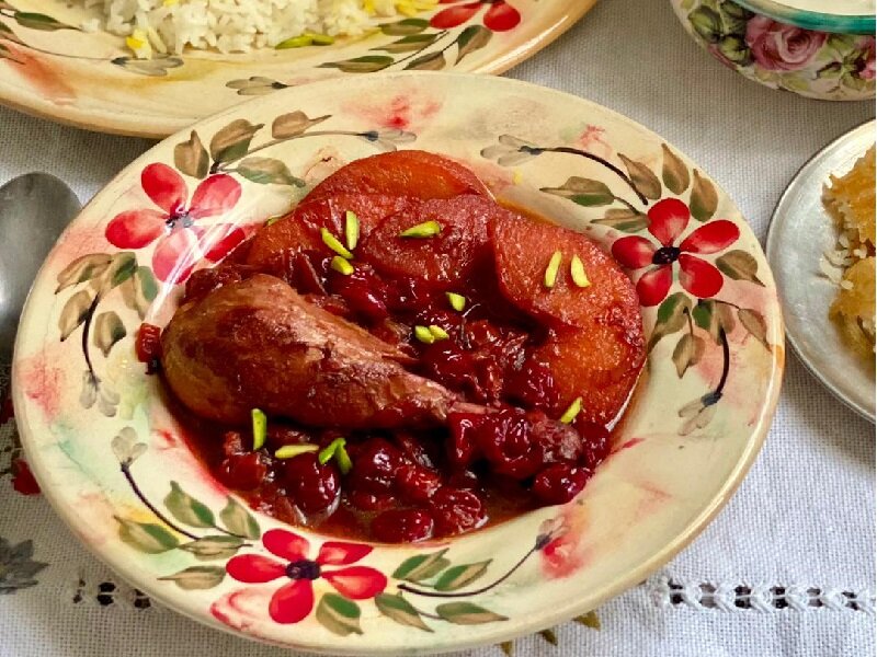مرغ با سس آلبالو؛ یک غذای وسوسهانگیز برای سفره ایرانی