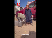 تصاویری تلخ از پسربچه واکر به دست برای گرفتن آب | ویدئو