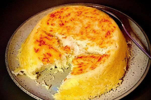 پلو چند دقیقه باید دم بکشد؟؛ ۵ راز برنج دانهدانه و خوشپخت