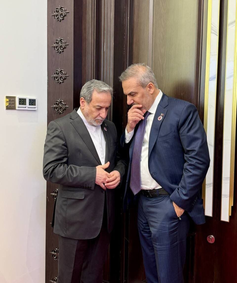 عکس جالب از گفتگوی خصوصی عراقچی و فیدان در بیشکک که وایرال شد