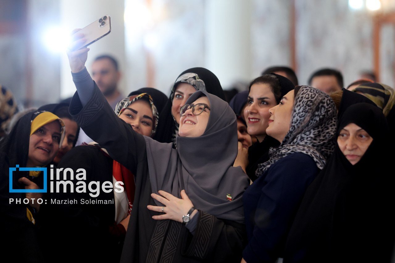 سلفی خندان همسر عراقچی، دختر پزشکیان و فاطمه مهاجرانی در یک نمایشگاه