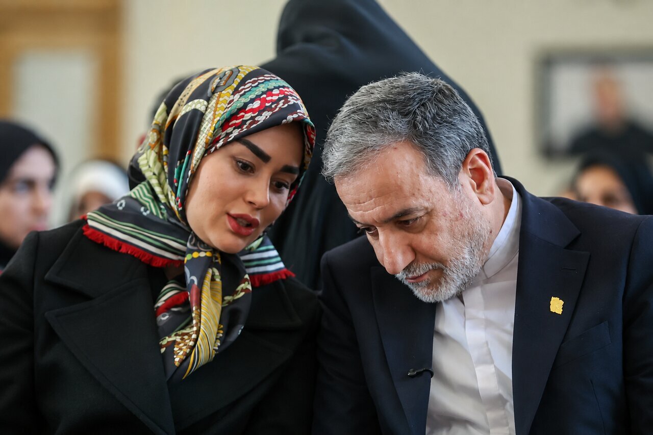 عراقچی و همسرش آرزو احمدوند