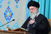 هدیه دفتر رهبر شهید به خانواده شهید تنگسیری؛ تصویری از یک دیدار