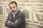 تصویری کمتر دیده شده از سیامک انصاری در پشت صحنه یک فیلم قدیمی