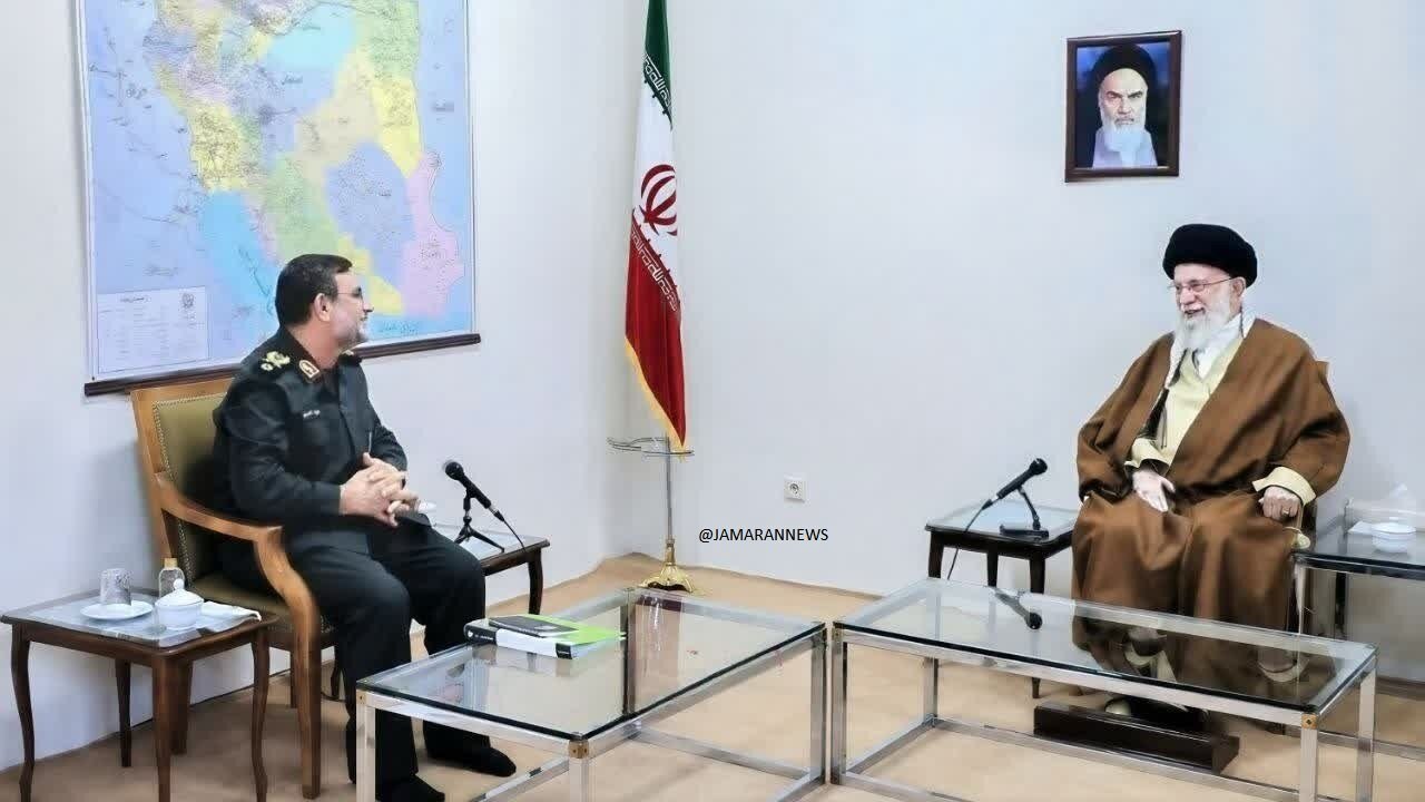 هدیه دفتر رهبر شهید به خانواده شهید تنگسیری؛ تصویری از یک دیدار
