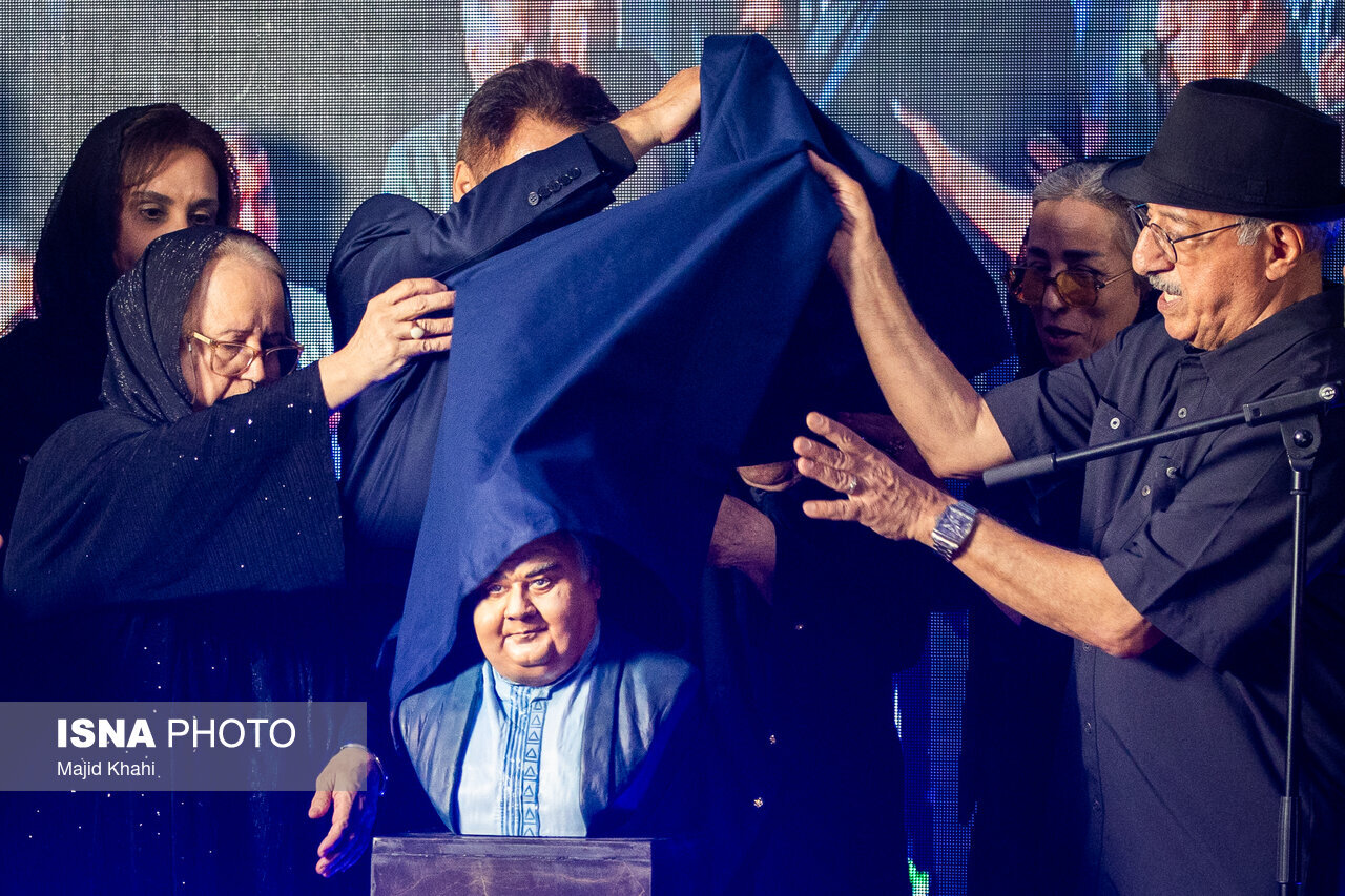خانواده اکبر عبدی در مراسم چهلم + تصاویر | شباهت عجیب مرحوم اکبر عبدی به مادرش را ببینید