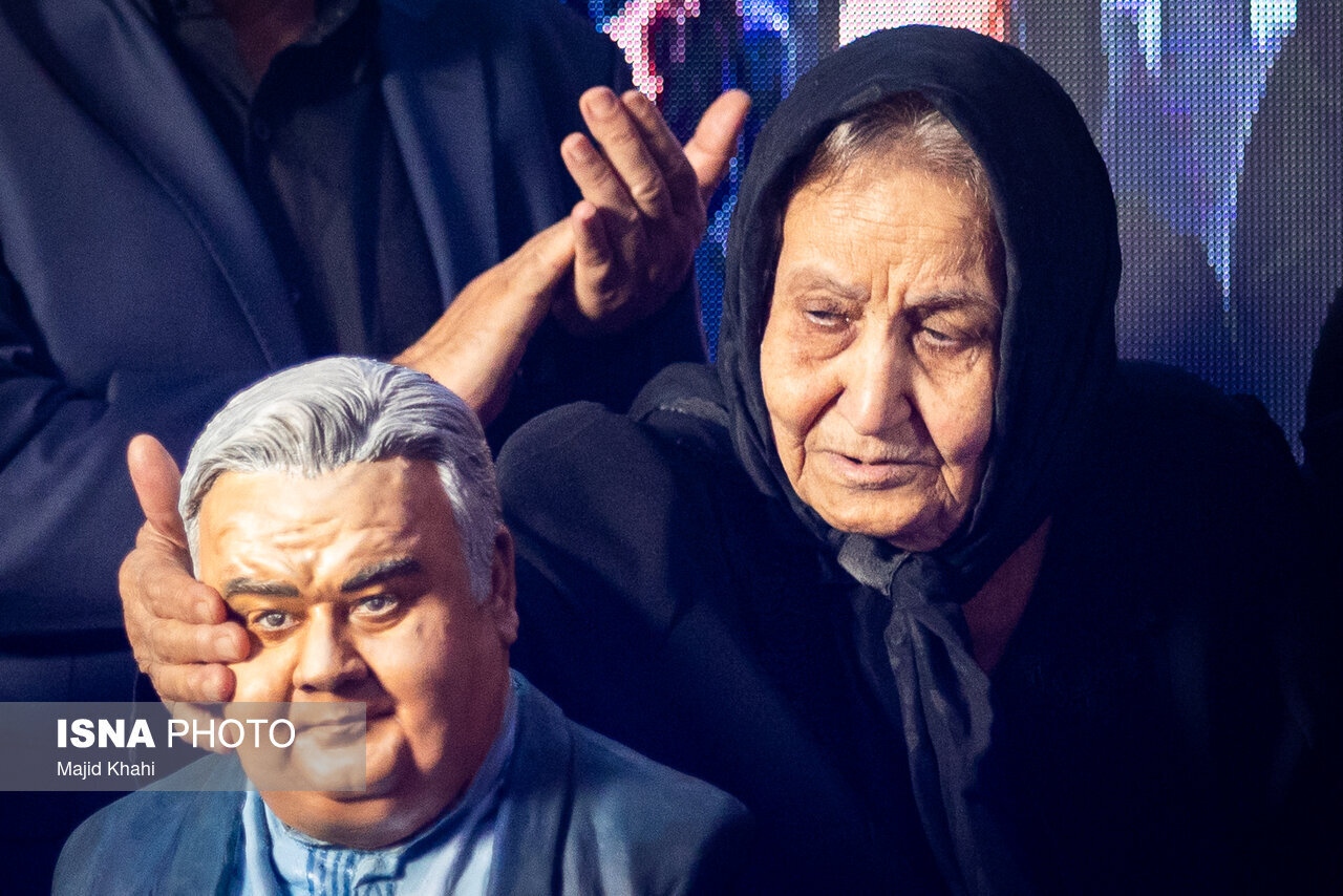 خانواده اکبر عبدی در مراسم چهلم + تصاویر | شباهت عجیب مرحوم اکبر عبدی به مادرش را ببینید