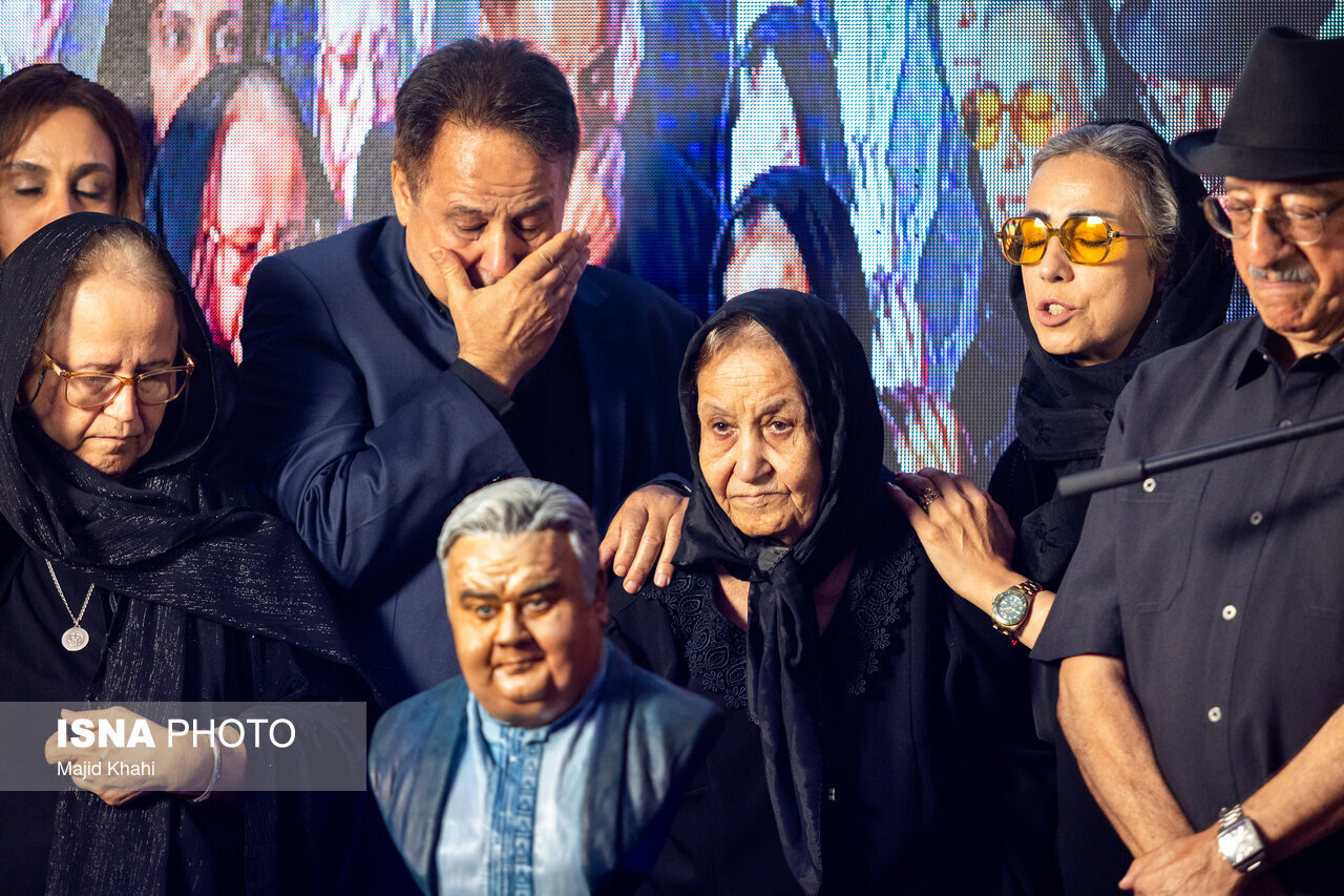 خانواده اکبر عبدی در مراسم چهلم + تصاویر | شباهت عجیب مرحوم اکبر عبدی به مادرش را ببینید