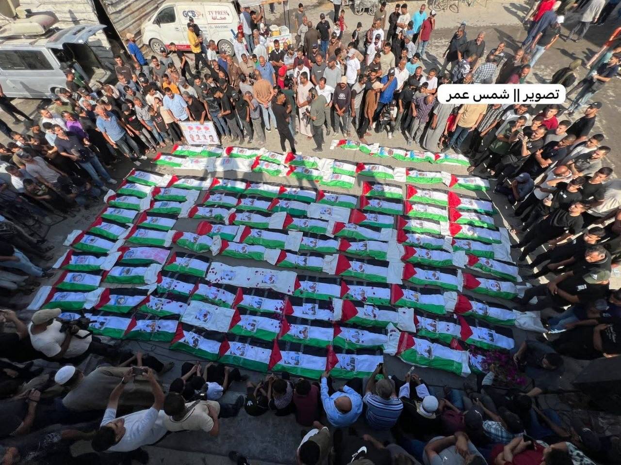 هر شهید روی دست یک نفر؛ تصاویر دردناک از تشییع پیکر ۱۰۰ شهید در غزه