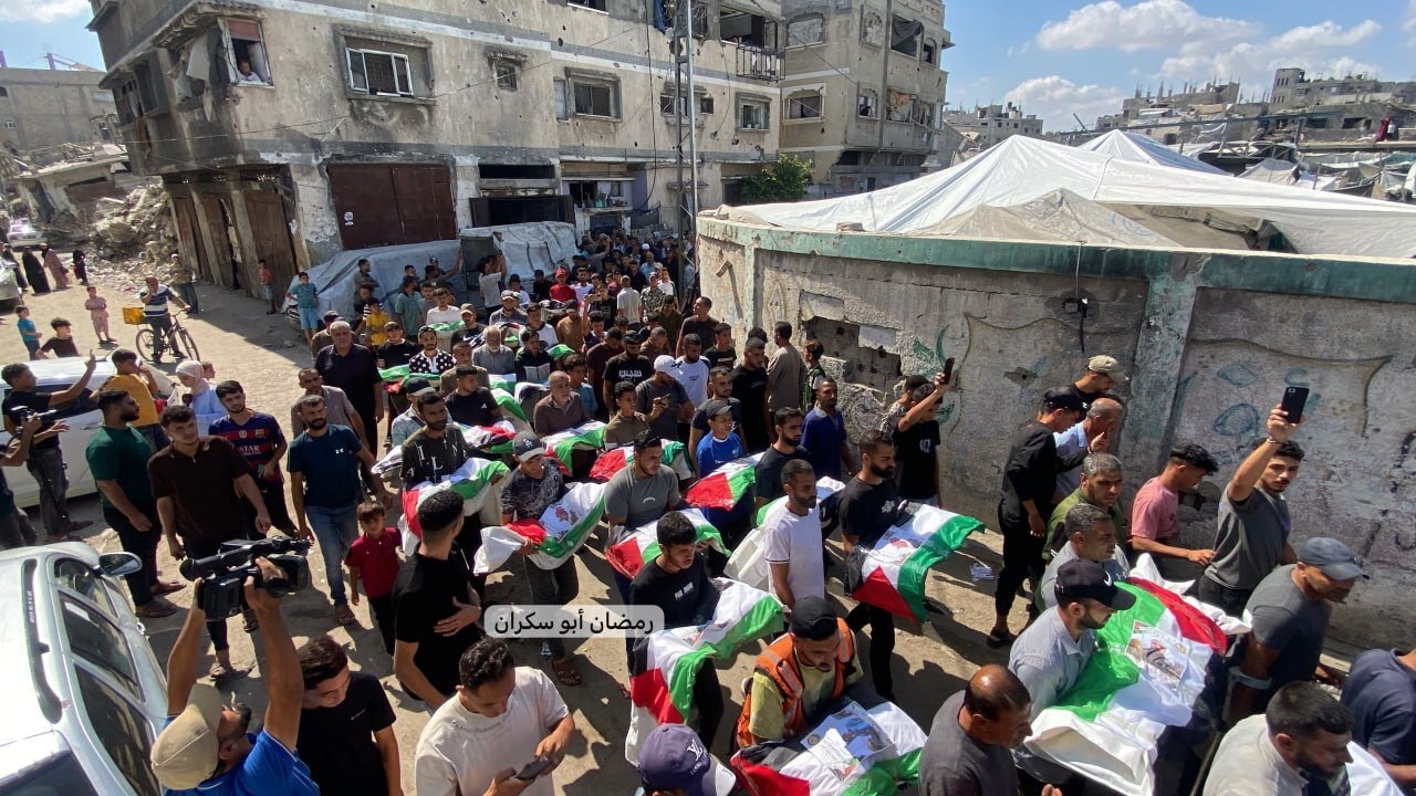 هر شهید روی دست یک نفر؛ تصاویر دردناک از تشییع پیکر ۱۰۰ شهید در غزه