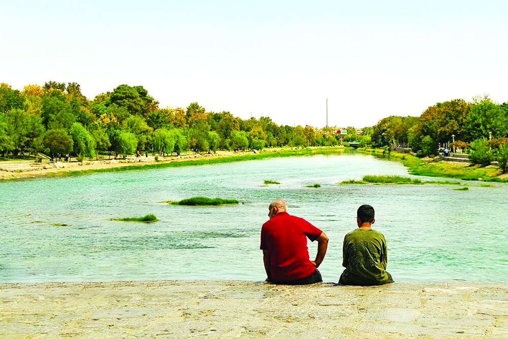 در آغوش زاینده‌رود | نگاهی به حضور پرشور شهروندان و گردشگران در حاشیه زاینده‌رود در روزهای پایانی تابستان