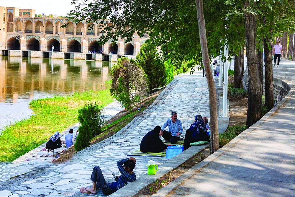 در آغوش زایندهرود | نگاهی به حضور پرشور شهروندان و گردشگران در حاشیه زایندهرود در روزهای پایانی تابستان
