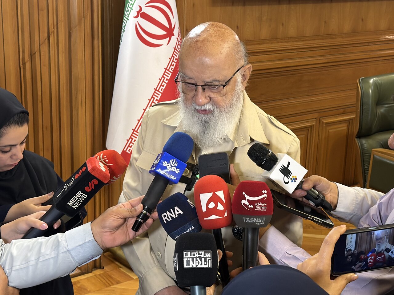 مهدی چمران در جمع خبرنگاران