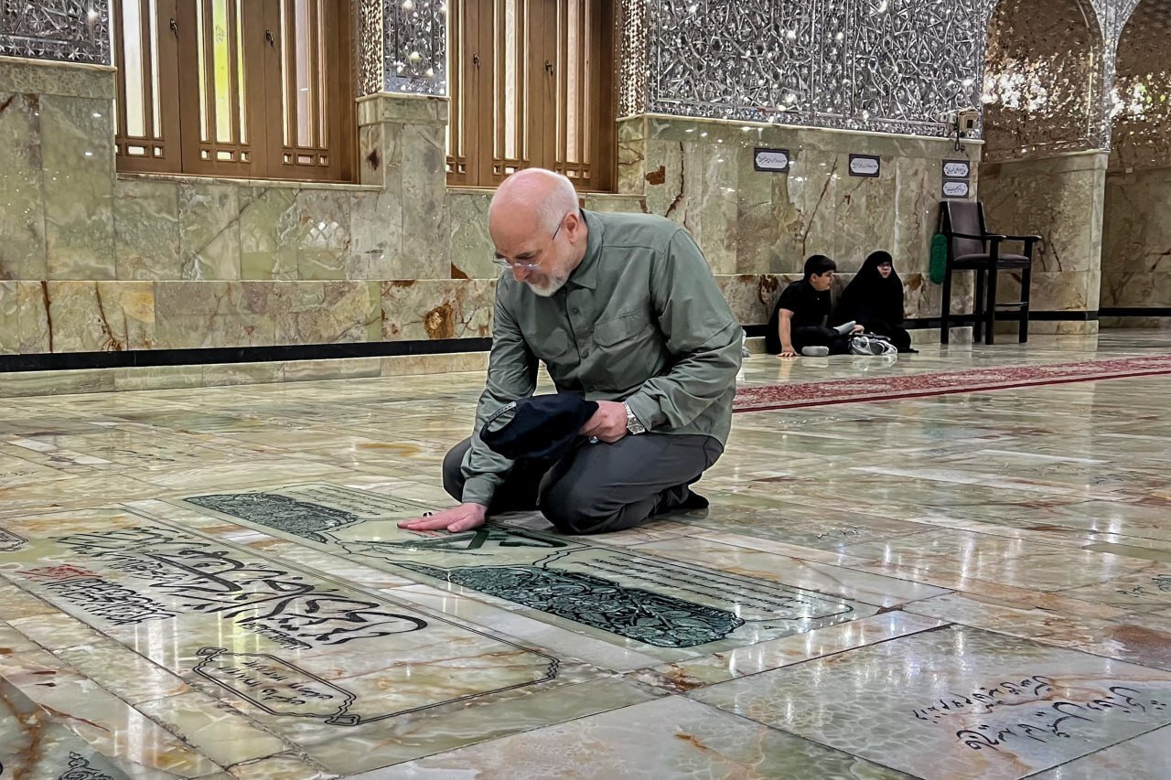 تصاویری از خلوت دوشنبه شب قالیباف در حرم شاهعبدالعظیم