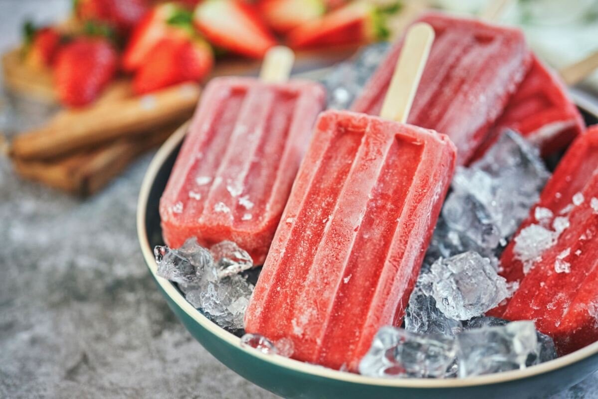 طرز تهیه یخمک توت فرنگی؛ محبوبترین دسر یخی خانگی