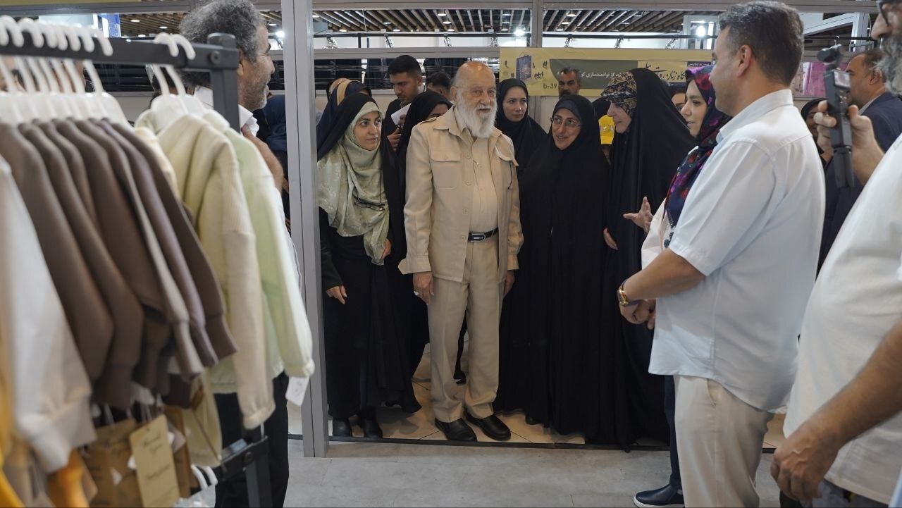 چمران در نمایشگاه زنان