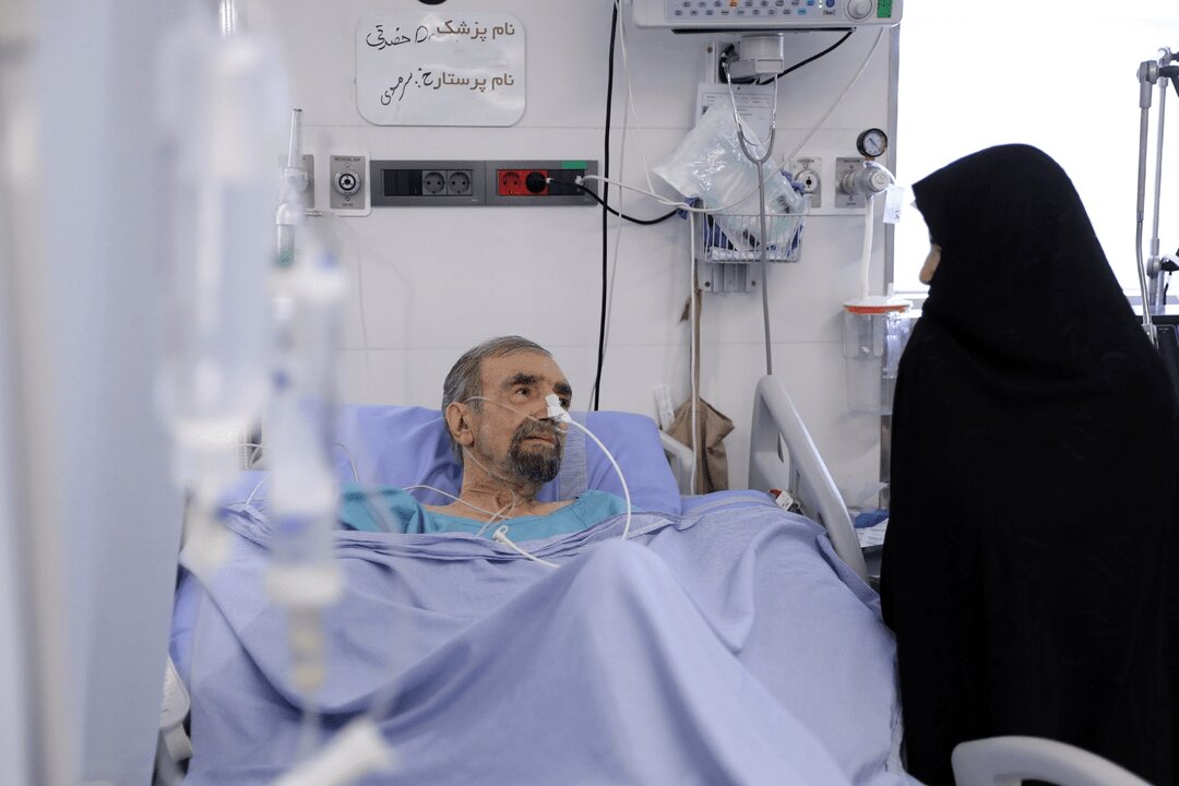 تصاویر؛ آیت الله مجتبی خامنهای ۲ نماینده برای عیادت موسوی گرمارودی فرستادند