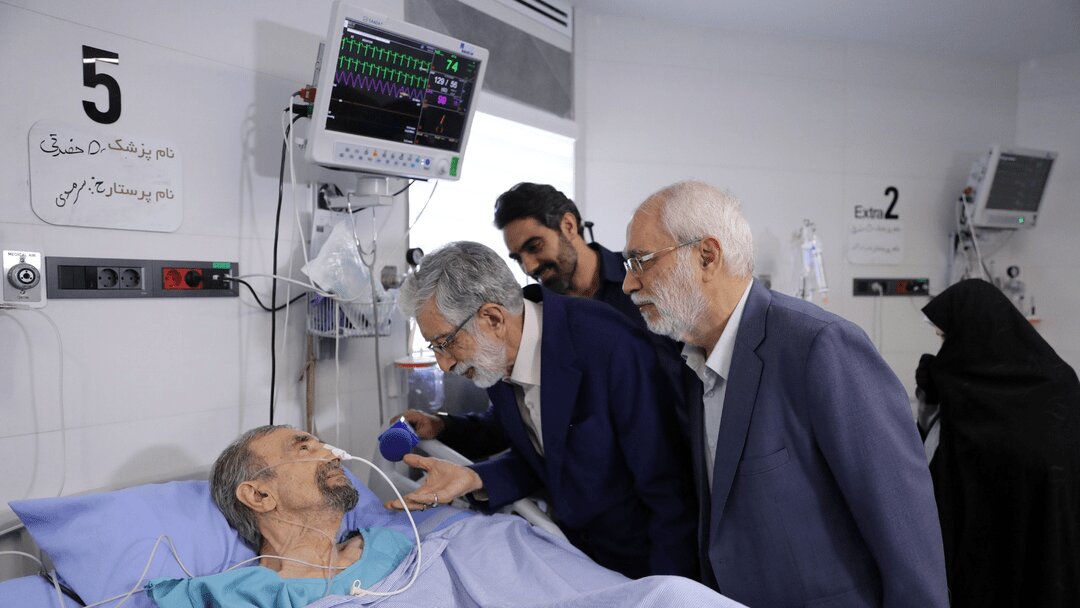 تصاویر؛ آیت الله مجتبی خامنهای ۲ نماینده برای عیادت موسوی گرمارودی فرستادند