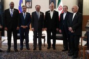 تصاویری از دیدار گرم پزشکیان با نخست‌وزیر مالزی