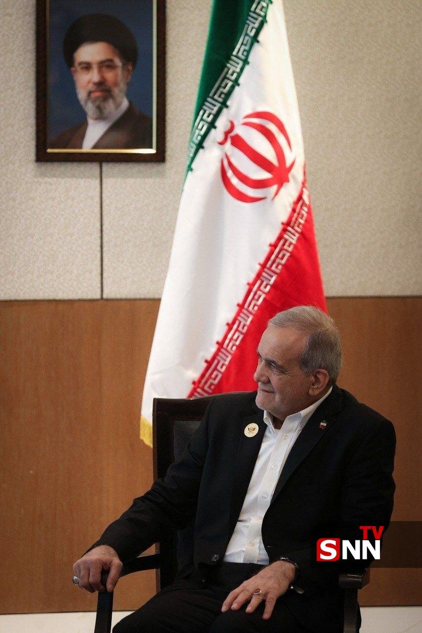 تصاویری از دیدار گرم پزشکیان با نخستوزیر مالزی