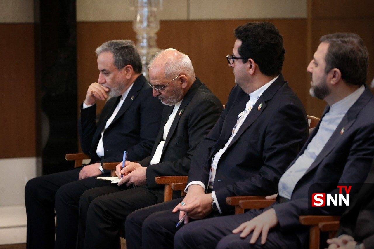 تصاویری از دیدار گرم پزشکیان با نخستوزیر مالزی