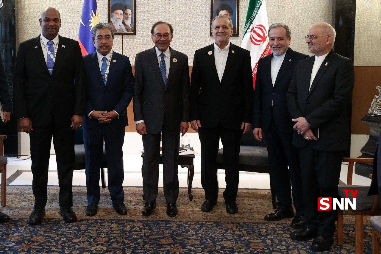 تصاویری از دیدار گرم پزشکیان با نخستوزیر مالزی