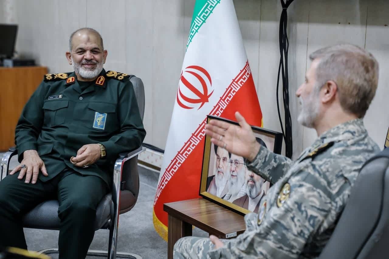 تصاویر دیدار صمیمی فرماندهان ارتش و سپاه؛ ببینید